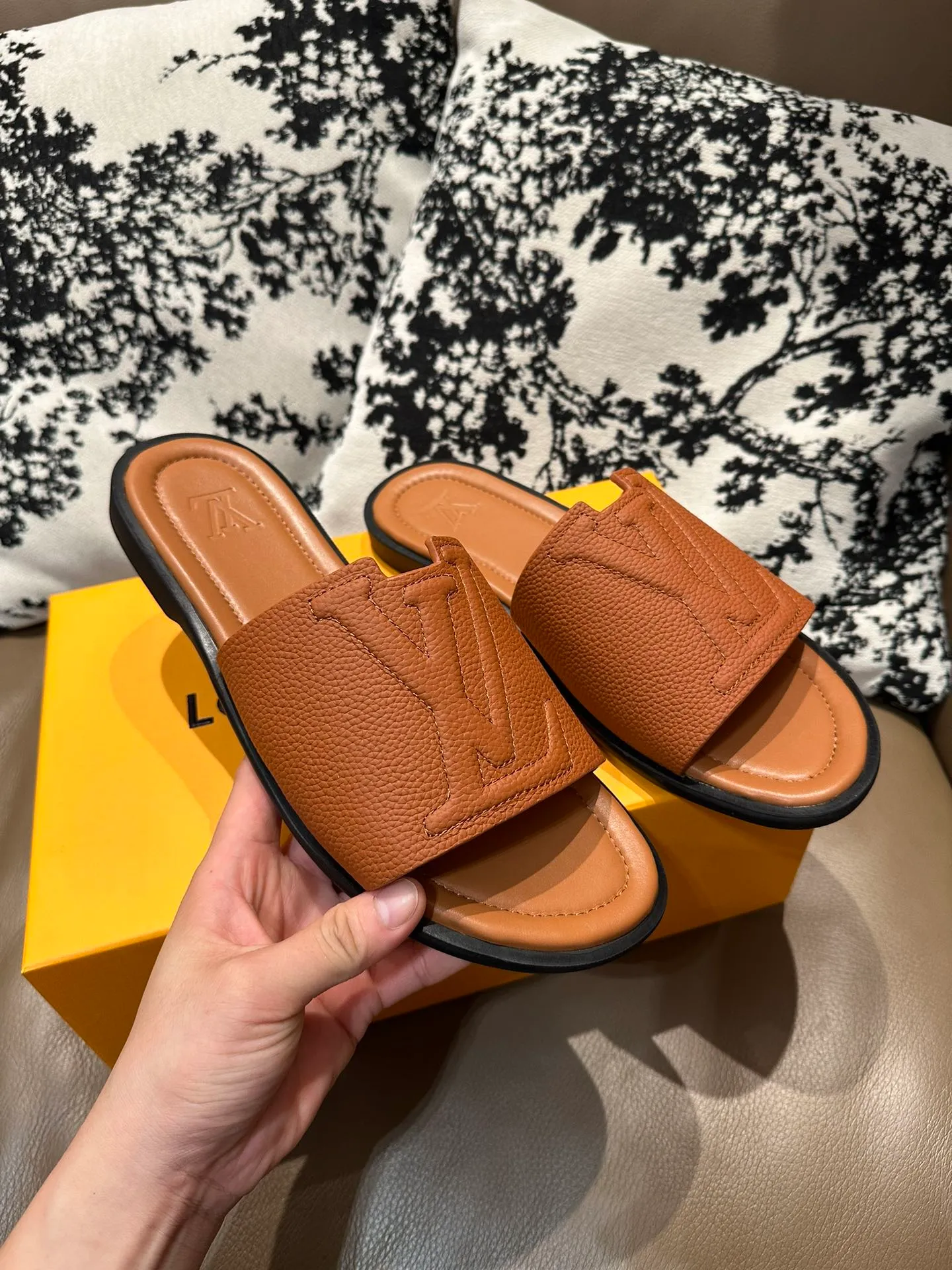 Men's shoes💰360💰 New LV slippers hot sale🩴 Full cowhide surface, cowhide lining, cowhide feet, size 36-46